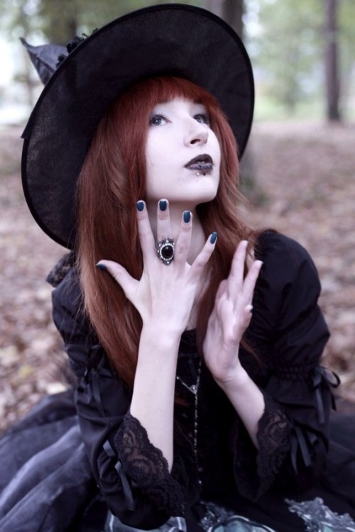 lady-maureen:  This morning I was a witch, ahah. Can’t wait for Halloween… Photo by Yan Ora Retouch by me 