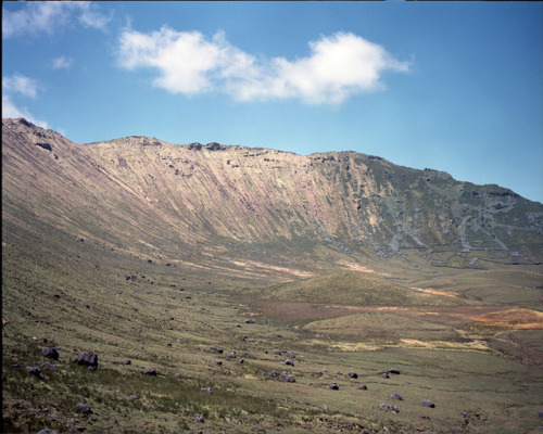 Corvo, AçoresSur la toute petite île de Corvo, un cratère gigantesque d’où descendent des coulées fa