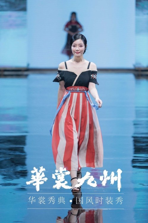 dressesofchina: HuaShangJiuZhou Dec. 2018 fashion show. Full show here.