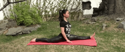 fitnessua:   Stretching: Front Split for Beginners (Full Routine) by Jade Xu. (x) 