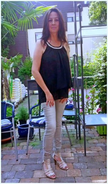 schlampenficker4:  eviljokerzero:  sandrasandy:  SANDRA  Wenn sie so unschuldig schauen