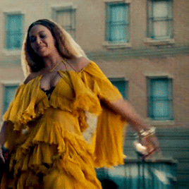 milk-honey-tea: The Dress™      Beyoncé | Hold Up - Lemonade (2016) 