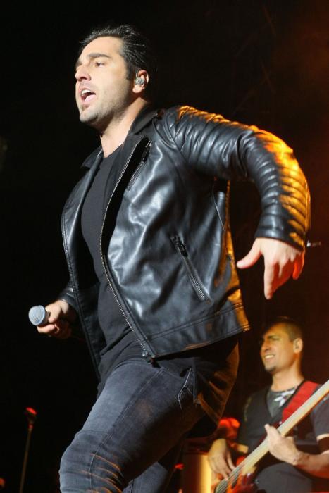 fat-male-celebrities:  David Bustamante, famous Spanish singer..how did he get so