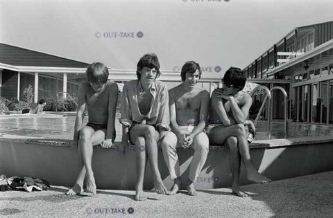 prettyboylg1974:  The gays cross their legs 