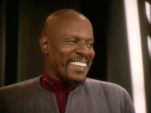 spockvarietyhour:I. Intimidate. Worf?!