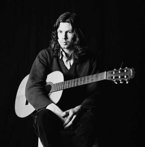 themaninthegreenshirt:  “I’m growing old and I wanna go home. I’m growing old and I don’t wanna know.” Nick Drake