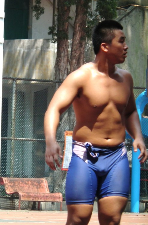 monkbear110: liekdance:  Sexy Basketball Player’s Bulge  バスケ・・・かと思ったら、ドッジボール？がちむちなガタイにぴちぱんもっこり