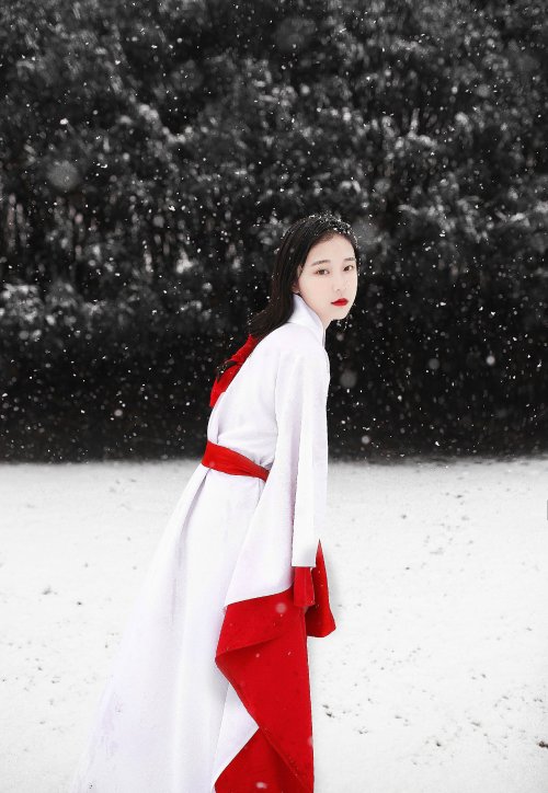 ziseviolet:蝴蝶初翻帘绣，万玉女、齐回舞袖。Traditional Chinese Hanfu photography by 赵二彤. 