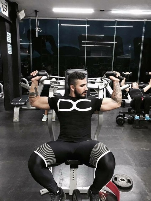 Macho en el gym