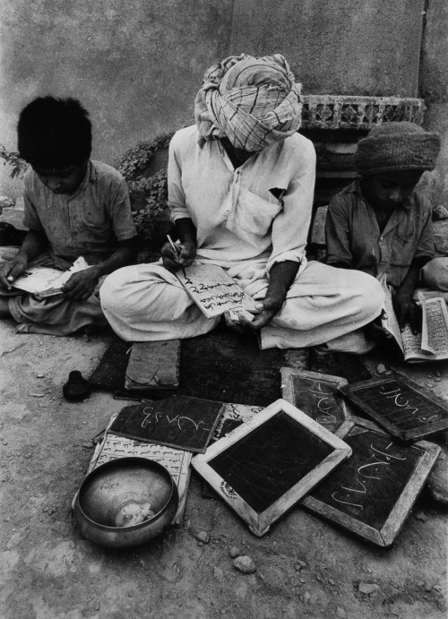 Jyoti Bhatt.  A Teacher with Two Students in a Quran School, Kutch, 1976.      &