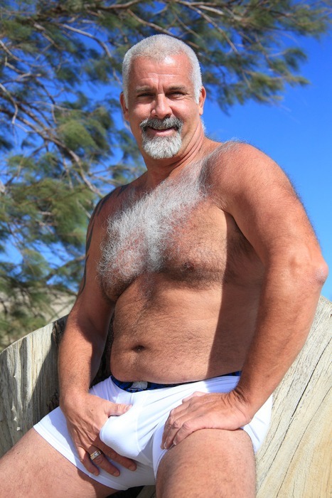 unclesonly:What a pose daddy.. so hot..