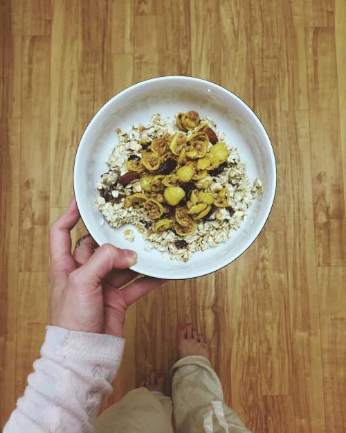 Overnight oats topped with granola  #foodporn #vscocam #foodblog #mealprep #healthyeating #heartybre