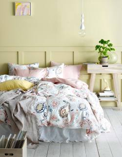 gravityhome:  Bedroom with light yellow wall