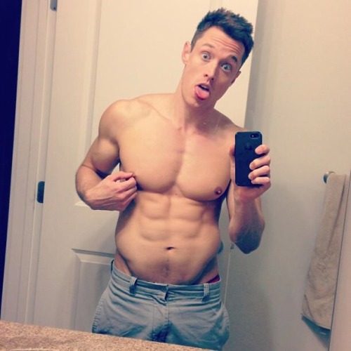 ksufraternitybrother:     YouTube sensation Davey Wavey exposed 