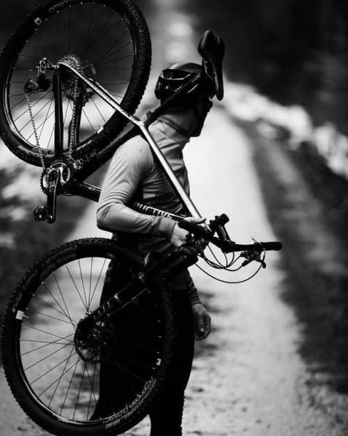 hizokucycles: #Repost from cyclist/photographer @_der_ernst_ - “Winter is coming ” #chemnitz #cyclin