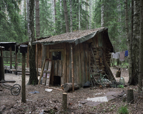 dem-dreads:  Compelling Portraits of People Who Live Alone in the Forest 