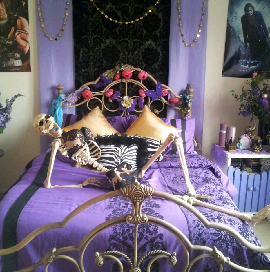 funniestpicturesdaily:  So im staying over at my friends house. I walk into her room