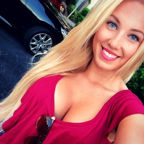 hot-cleavage: The hottest girl cleavage pics @ www.hot-cleavage.com See full galleries @ www.nobrane