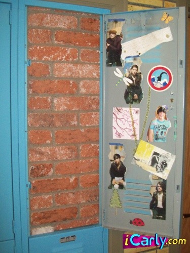 map-of-problematique:I just realized that Sam’s locker from iCarly has everyone