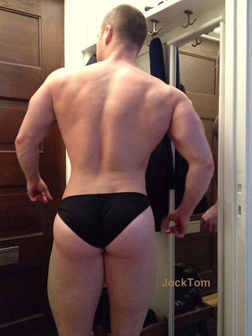 jocktom:  This muscle stud is waiting to get fucked! Woof!!  I would love to fuck that ass