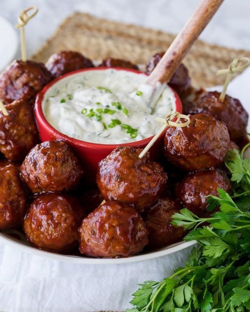 Thanksgiving prep! Cranberry Meatballs with Sour Cream Herb Dip. https://www.pinterest.com/ediblegar