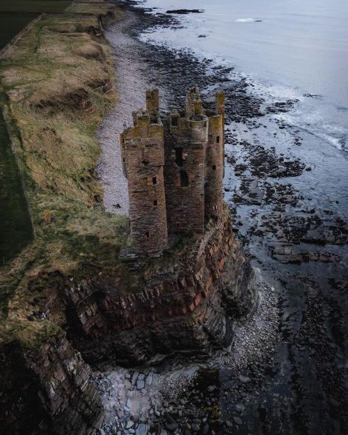 utwo:Keiss Castleis a  partially ruined castle in Scotland, which stands on sheer cliffs  overlooking Sinclair’s Bay less than one mile north of Keiss village  centre, Caithness, Highland, © Adam Jason