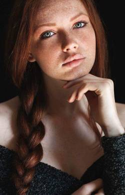 bonjour-la-rousse: adailyredhead:  Giant lips and a braid…  Discover tons of gorgeous redhead on Bonjour-la-Rousse 