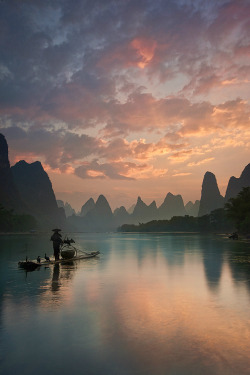 gl0vving:  Li River Sunrise || Yan Zhang