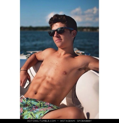 hotonig:  @spobabbby - Sean O’Donnell Tumblr: theadults.tumblr.com 