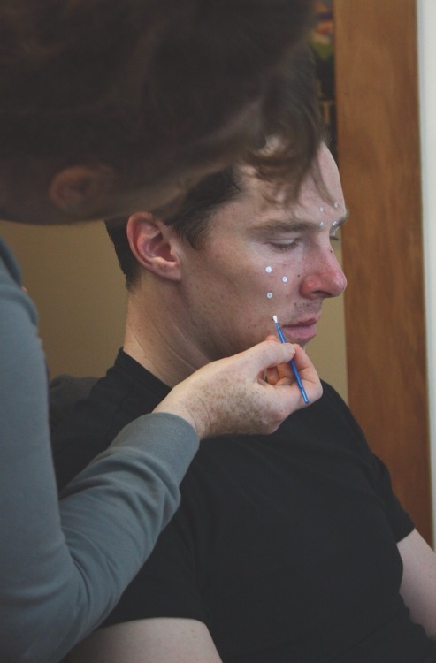 consultingtimelord-atyourservice:  cumberbuddy:  gorgeousanon:  Benedict Cumberbatch getting ready to portray Smaug (x)  I’d quite like to play dot to dot on his face.  his face in the last picture says ‘how am I supposed to believe this isn’t just