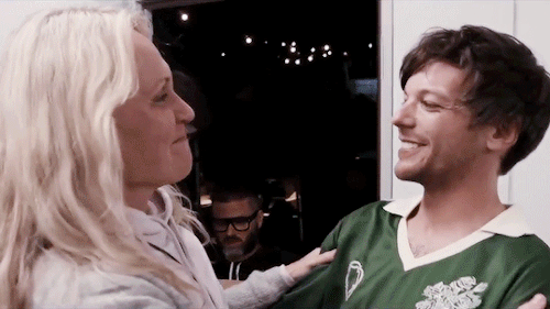 cuddlerlouis:Post-show cuddles with Helene and Family 