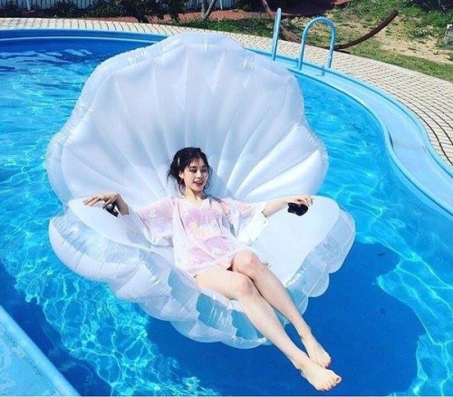 glittervajayjayy: Holy crap I don’t even have a pool or go swimming at all really I want this 