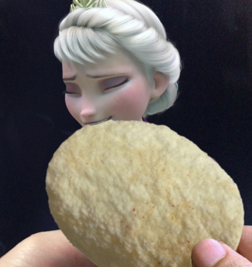 bjorg-man:  constable-frozen:  mini elsa  what   I thought it was the foil wrapper.