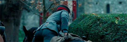 christhepine:How to mount a horse, a guide by Chris Pine