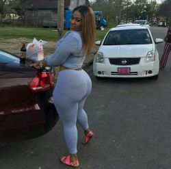 thicksexyasswomen:  jazziedadd:  Next Door Neighbour. BootiLicious Mami 🔥 🔥 🔥  Choosin