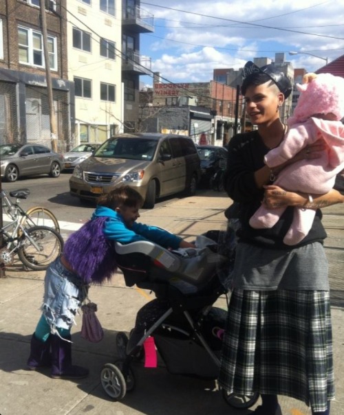 evidentvisions:  STREET STYLE NEW YORK. THE QUEEN AND HER PRINCESS. HAIR BY: LEO VELASQUEZ