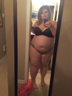 subtlefeeder:  xldinnerbelle:  Feeling chubs.  An absolute fantastically beautiful woman.   