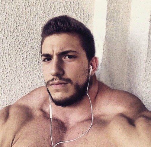 casomuscle: Who needs a neck when you have that much muscle