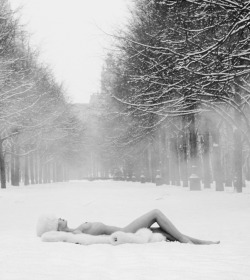 hotparade:Patrick Lichfield - Girl On Snow,USSR,1989 