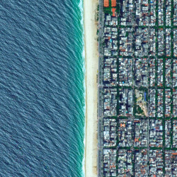 me-psicodelize:  Praia de Ipanema, no Rio de Janeiro, Brasil é frequentemente reconhecido como uma das mais belas praias do mundo. Que se estende por duas milhas, a areia é dividida em segmentos por torres de salva-vidas, conhecidos como os postos.Praia