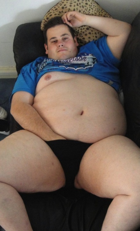 dustie321:  damn I love a chubby belly : p  First time I’ve seen my belly uploaded to a different blog ^^ Feels good.