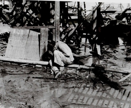 historicaltimes: A Chinese woman weeps in the rubble following a Japanese air raid in Hankou. Septem