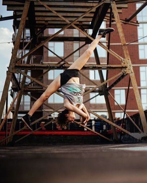 Superhuman. MODEL: @maria.pucciarelli #el3imagery #brooklyn #dumbobrooklyn #vscogallery #acrobatics 