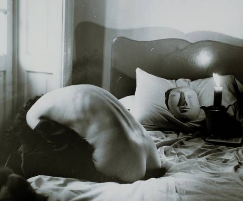 ledoshumain:    Imagen de la serie Oda a la necrofilia, Kati Horna, 1962.  