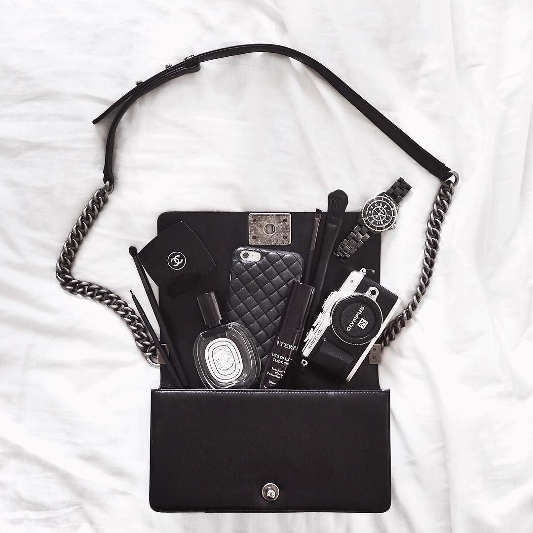Black on black handbag essentials ⚫️ #olympuspengeneration #chanel #handbag by
