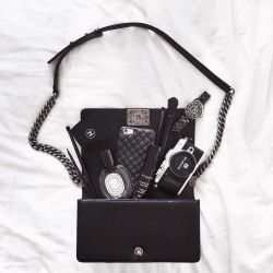 Black on black handbag essentials ⚫️