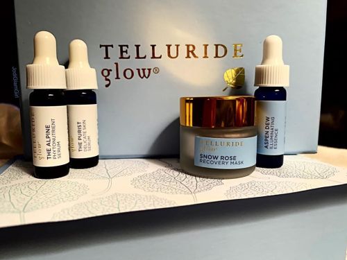 ⁣ ⁣ PRODUCT INFO:⁣ The gift of the GLOW that only @tellurideglow can bring. Gift Box of Petite Minis