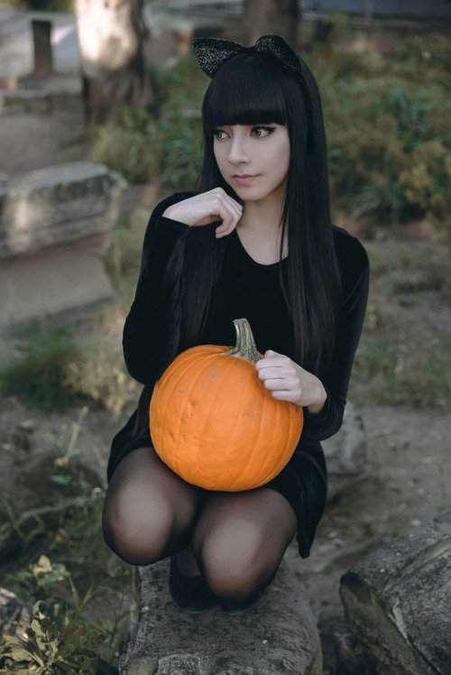  • Photography: fanored • Model: maysakaali By October, the pumpkins were very big and very orange&l