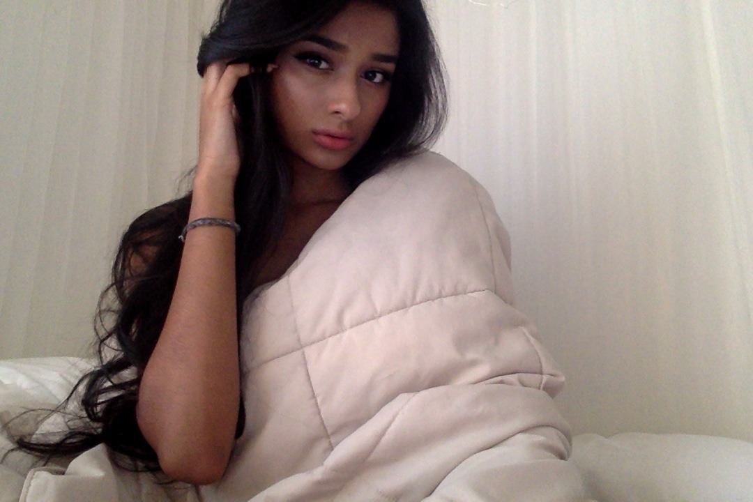 mashpototo:small blanket girl
