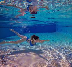 I love to spend free time in water. It gives me so much energy! I love it!💦 If you don&rsquo;t know what, just keep swimming..🐠And stay active!🏊🏻❤️ #GoPro #goprohero4 #swimming by alinalewisofficial